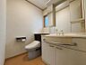 トイレ：※一部CG加工により残置物を除去しています。洗面器付のトイレです。