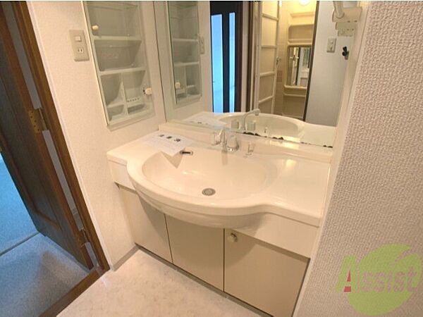 画像15:鏡が大きい洗面台で、朝の身支度もばっちりですね。