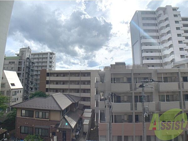画像20:街中のビル群が見えますね、空もちゃんと望めます
