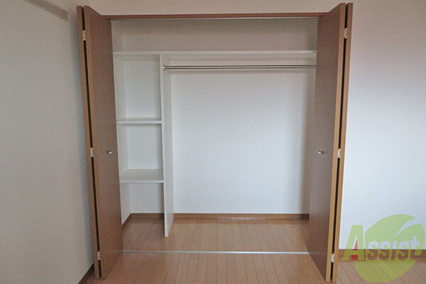 画像24:こちらは寝室のクローゼットです。棚が付いていて便利ですね。