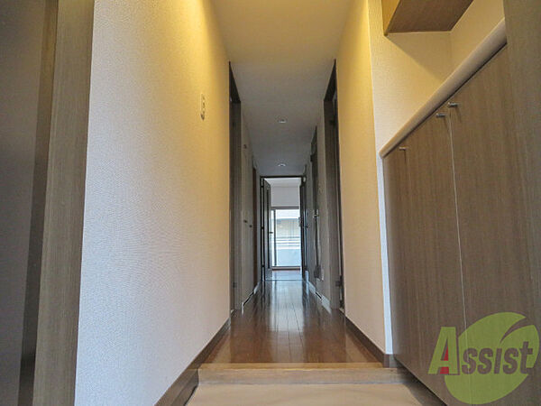 画像25:玄関からすらりと伸びた廊下は歩くのも気持ちが良いですね。