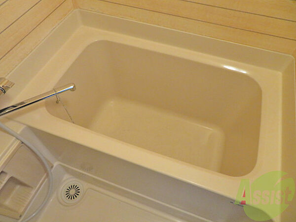 画像4:浴室はゆったりと浸かれるサイズ感になっていますね。