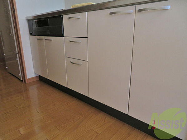 画像25:キッチン下の収納はこちら。食器などを収納できます。