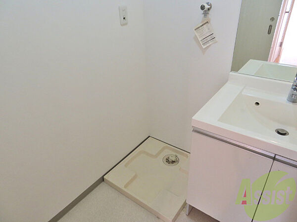 画像21:洗濯機置場には洗濯パンが付いて水漏れ対策もバッチリですね