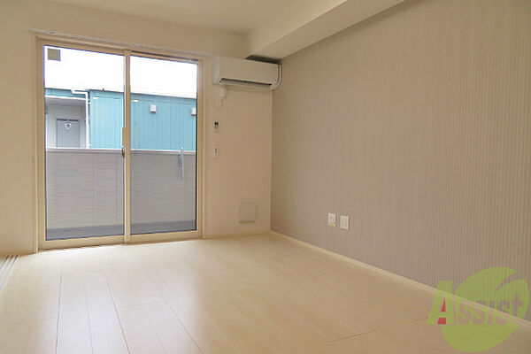 画像3:白い床が眩しいお部屋です。陽当たりもいいですね。