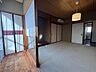 室内：縁側では、庭の緑を眺めながら、ゆったりとした時間を過ごすことができます。また、押入れ収納も完備されており、機能性も兼ね備えた、心地よい和の空間です。