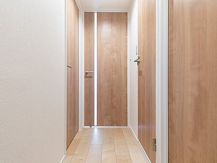 居室からの自然光が届く、明るく開放的な廊下。毎日の生活動線もスムーズです