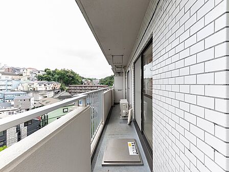 奥行きのあるバルコニー。日々のお洗濯もスムーズに行えます。