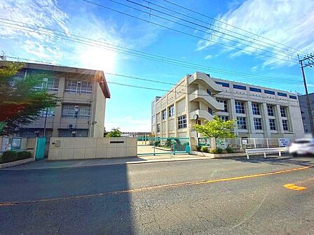 寝屋川市立第二中学校 650m