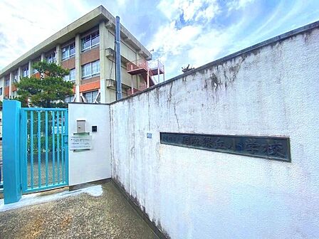 寝屋川市立国松緑丘小学校 180m
