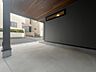駐車場：【施工例】雨の日も快適に乗り降りできる、嬉しい車庫付き住宅。天候を気にせず荷物の積み下ろしがしやすく、毎日のカーライフを快適にサポート。大切な愛車を身近に置ける、暮らしに便利な車庫です。