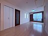 リビング/ダイニング：家族が自然と集まりたくなる、開放感あふれる心地よいLDK。ゆとりある広さと明るさに包まれた空間で、食事や会話を楽しむ団らんはもちろん、家族それぞれが思い思いの時間を快適に過ごせます。