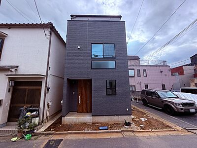 外観:街並みに美しく映える、洗練されたデザインの外観。シンプルながらも上品な佇まいが印象的で、住まう人のこだわりを感じさせる、落ち着きと品格を備えたファサードです。 外観:街並みに美しく映える、洗練されたデザインの外観。シンプルながらも上品な佇まいが印象的で、住まう人のこだわりを感じさせる、落ち着きと品格を備えたファサードです。