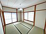 和室：1階玄関側の和室（6畳）。座卓やこたつを置けば居間や客間として使用でき、布団を敷けば「寝室」としても使用可能♪使い勝手がいいのが和室の良さです。