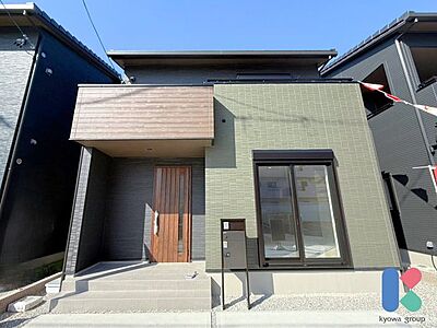外観:これからマイホームになるかもしれないお家。そう思うとなんだかワクワクしませんか?「このお家のココが素敵!」「ここに住んだらこういう風にしたいな!」たくさんイメージしながら楽しくご内覧ください♪ 外観:これからマイホームになるかもしれないお家。そう思うとなんだかワクワクしませんか?「このお家のココが素敵!」「ここに住んだらこういう風にしたいな!」たくさんイメージしながら楽しくご内覧ください♪