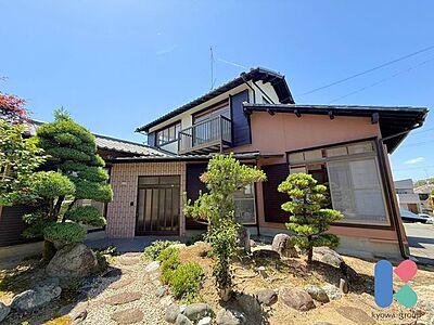 外観:これからマイホームになるかもしれないお家。そう思うとなんだかワクワクしませんか?「このお家のココが素敵!」「ここに住んだらこういう風にしたいな!」たくさんイメージしながら楽しくご内覧ください♪ 外観:これからマイホームになるかもしれないお家。そう思うとなんだかワクワクしませんか?「このお家のココが素敵!」「ここに住んだらこういう風にしたいな!」たくさんイメージしながら楽しくご内覧ください♪