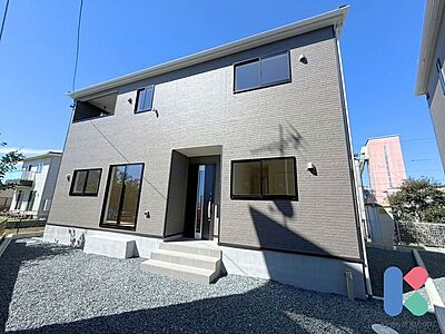 外観:毎日見る外観だからこそ、飽きのこない色合いがうれしい。季節の花々や木々を鉢に植えて、雑貨やライトも飾って外観から素敵なお家へと演出してみませんか? 外観:毎日見る外観だからこそ、飽きのこない色合いがうれしい。季節の花々や木々を鉢に植えて、雑貨やライトも飾って外観から素敵なお家へと演出してみませんか?