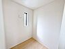 室内：2階2帖テレワークルーム。集中したいときにあるとうれしい自分だけの空間。リモートワークや勉強、手芸・音楽鑑賞・読書やゲームなどの趣味用としても！もちろん収納スペースとしても♪