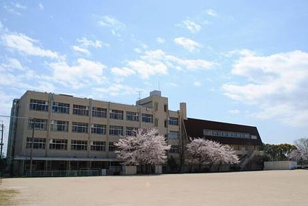 【高校】兵庫県立　川西高等学校まで619ｍ