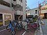 マンションは、商店街に近い、自転車の移動に便利な場所にあります。