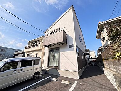 外観：戸建住宅のようなお洒落な外観。最寄駅から徒歩7分という便利な立地のオススメの物件です。周辺には緑が多く静かで落ち着いた雰囲気の街並み。特に春には桜が美しく咲き、街を明るく彩どります。