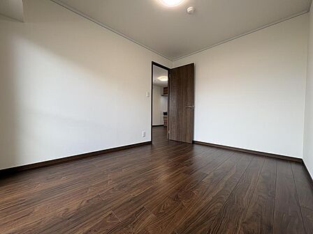 居室は壁面が多く、家具配置のアレンジがしやすい造り。収納ラックやデスク・書棚を並べてみたり、アートやポスターを貼ってみたり。自分だけのプライベート空間づくりを楽しめます。