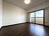 室内：リビングに隣接している居室。大きな窓からたっぷり日の光が入って、明るく風通しの良いお部屋ですね。