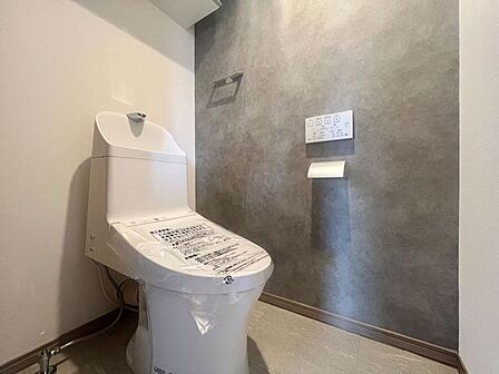 トイレはアクセントクロスで高級感のある空間です♪