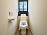 トイレ：トイレには換気扇だけでなく、窓も付いているのでとっても明るい！空気の入れ替えもしやすく、匂いもこもらず、いつも清潔な空間を保てますね♪