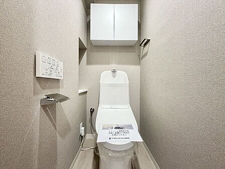 トイレットペーパーのストックや、お掃除用品などをスッキリしまえる、収納付きのトイレ！生活感が出にくく、お客様にも気持ちよく使ってもらえますね♪