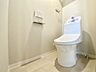 トイレ：温水洗浄便座付きのトイレを新規交換済み。壁や床も明るい色合いで統一された清潔感のある空間です♪