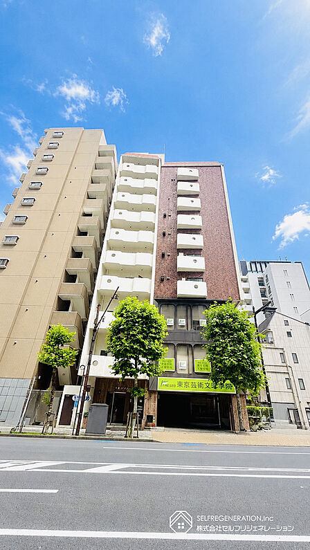 浜町エリアに映える、重厚感ある外観。