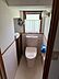 子供部屋：窓付きのトイレで換気がしやすいです♪収納場所もあります◎
