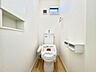 トイレ：窓付きのトイレで換気がしやすいです♪トイレットペーパーや女性用品も収納できるスペースも◎
