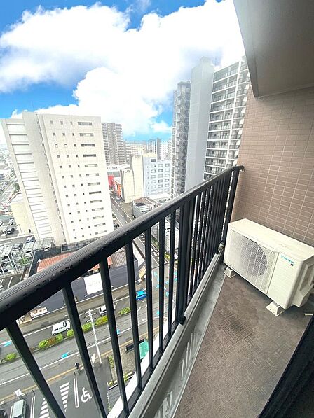 居室から直接出入りできる独立性の高いプライベートバルコニーです心地よい風を感じながらリフレッシュできる特別な空間となっています手すり壁がしっかりと配されており外からの視線を気にせず過ごせます