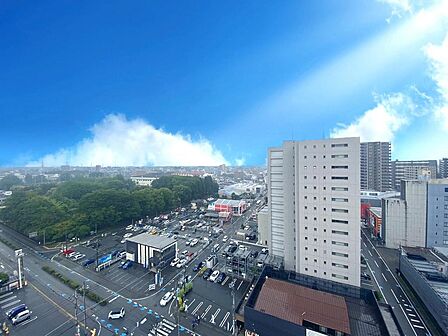 東側バルコニーからは遮るもののない広大な街並みを見渡すことができます遠くまで見通せる開放的なパノラマビューは日々の疲れを優しく癒やしてくれます四季折々の空の移り変わりを楽しめる贅沢なロケーションです