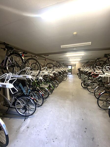 天候の影響を受けにくい屋内型の駐輪場スペースがしっかりと確保されています上下2段式のラックが設置されておりご家族分の自転車もすっきりと整理できます大切な自転車をきれいに保管できる安心の設備です