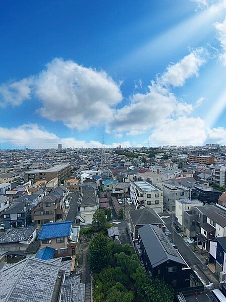 10階最上階から東側に望む眺めです視界を遮る高い建物がなく低層の街並みの先まで見通せます朝の光が入る時間帯の明るさと空の広さを日々の暮らしの中で感じていただけます