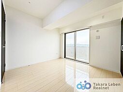 広々とした室内は大きな掃き出し窓からお部屋の隅々まで暖かな採光と、心地の良い通風が得られます。