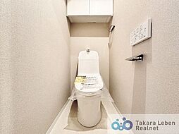 ウォシュレット機能付きのトイレは壁掛けリモコンの上位グレードを採用。便座がスッキリした印象となり、限られた空間を広く見せる効果があります。