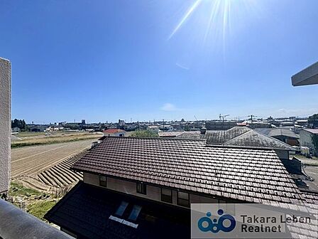 住戸からの眺望。前面に高い建物がなく、遠くまで見通せる眺望が魅力です。また、陽当たり・通風も良好です。