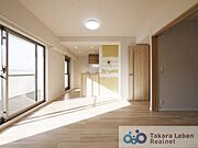 落ち着いた雰囲気と開放感を兼ね備えたリビング。家具配置の自由度も高く、ライフスタイルに合わせたレイアウトが可能です。