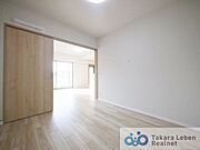 約5.3帖の洋室。独立したお部屋として利用しても良し。引き戸を開け放してリビング空間の延長として利用しても良いですね。