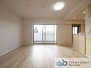 明るく落ち着いたリビング。団らんの時間も一人時間も心地よく過ごせる、バランスの取れた空間です。