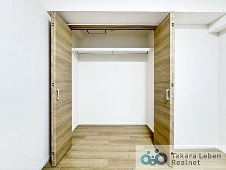 洋室約5.8帖：収納力のあるクローゼットで、お部屋がスッキリ広く使用できます。