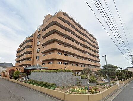 柔らかな印象で、周囲の街並みと調和する、シンプルで優しいデザインの外観です。