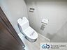 トイレ：ウォシュレット機能付きのトイレは壁掛けリモコンの上位グレードを採用。便座がスッキリした印象となり、限られた空間を広く見せる効果があります。