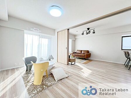 約6.0帖の洋室。独立したお部屋として利用しても良し。引き戸を開け放してリビング空間の延長として利用しても良いですね。