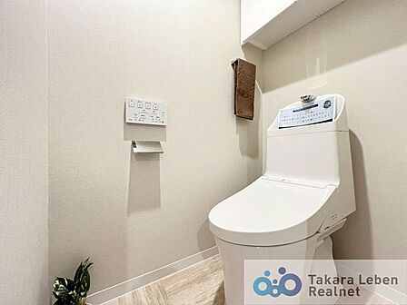 ウォシュレット機能付きのトイレは壁掛けリモコンの上位グレードを採用。便座がスッキリした印象となり、限られた空間を広く見せる効果があります。