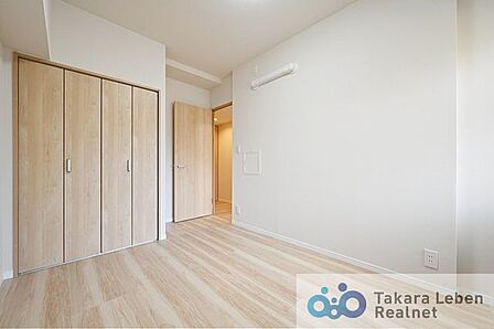 主寝室としても使いやすい広さを確保。家具配置もしやすく、毎日の生活リズムを整えてくれる空間です。